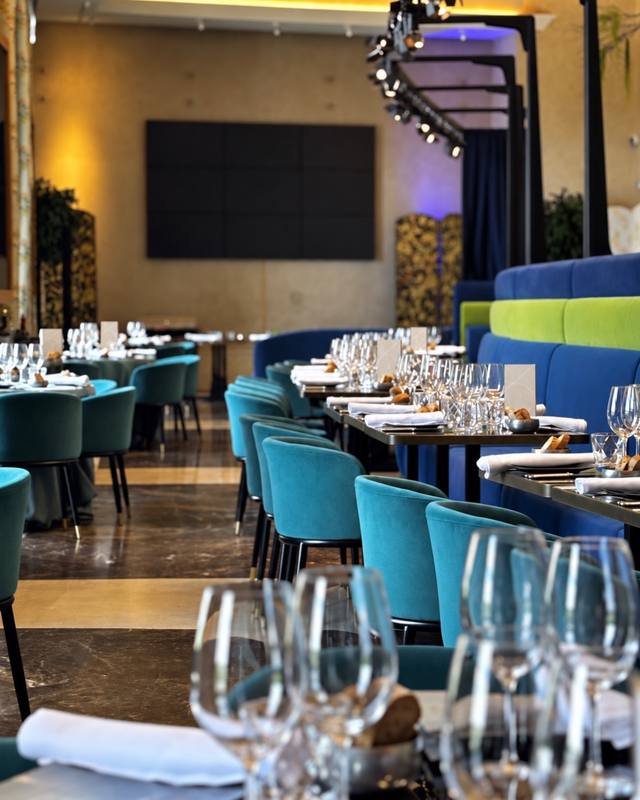 Sala de Papagena montada con mesas largas para un grupo