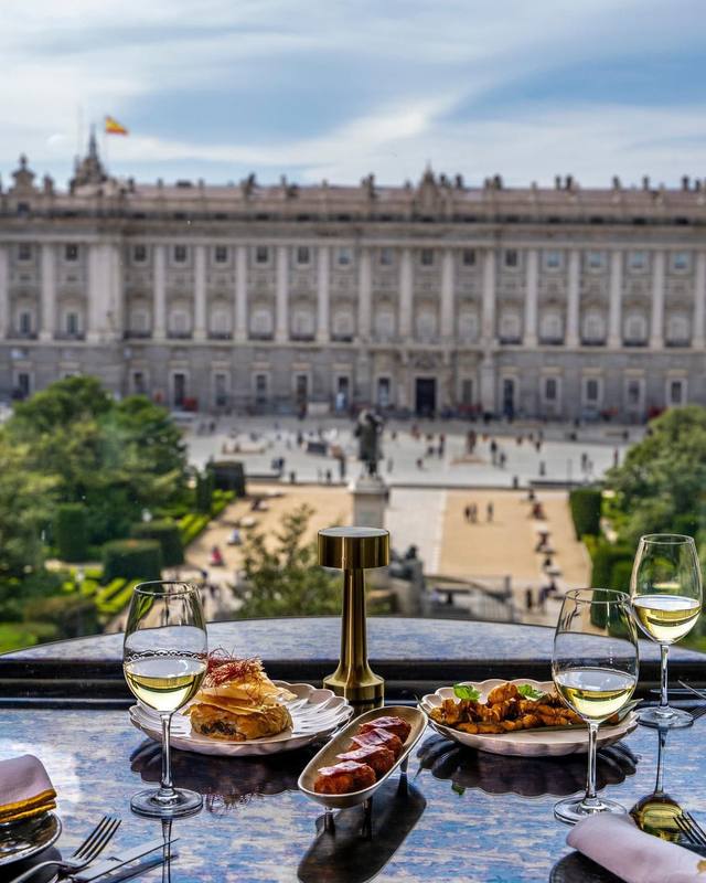 El Palacio Real y la Plaza de Oriente vistos desde una mesa de Papagena