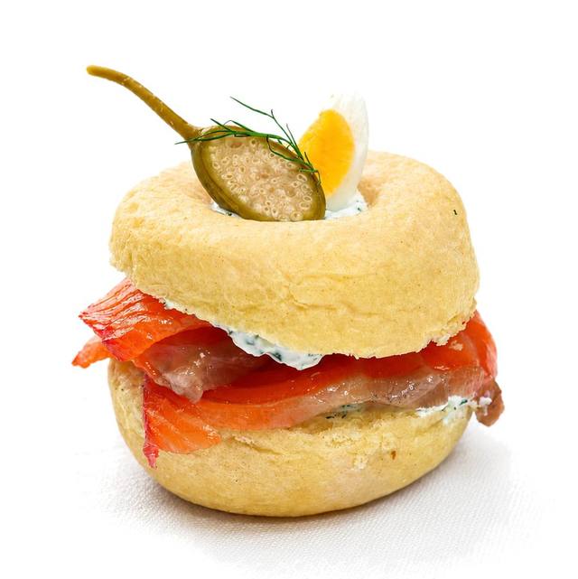Salmón ahumado marinado con salsa ravigote y huevo de codorniz