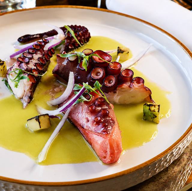 Pulpo asado con gazpacho de tomate verde y maíz tostado